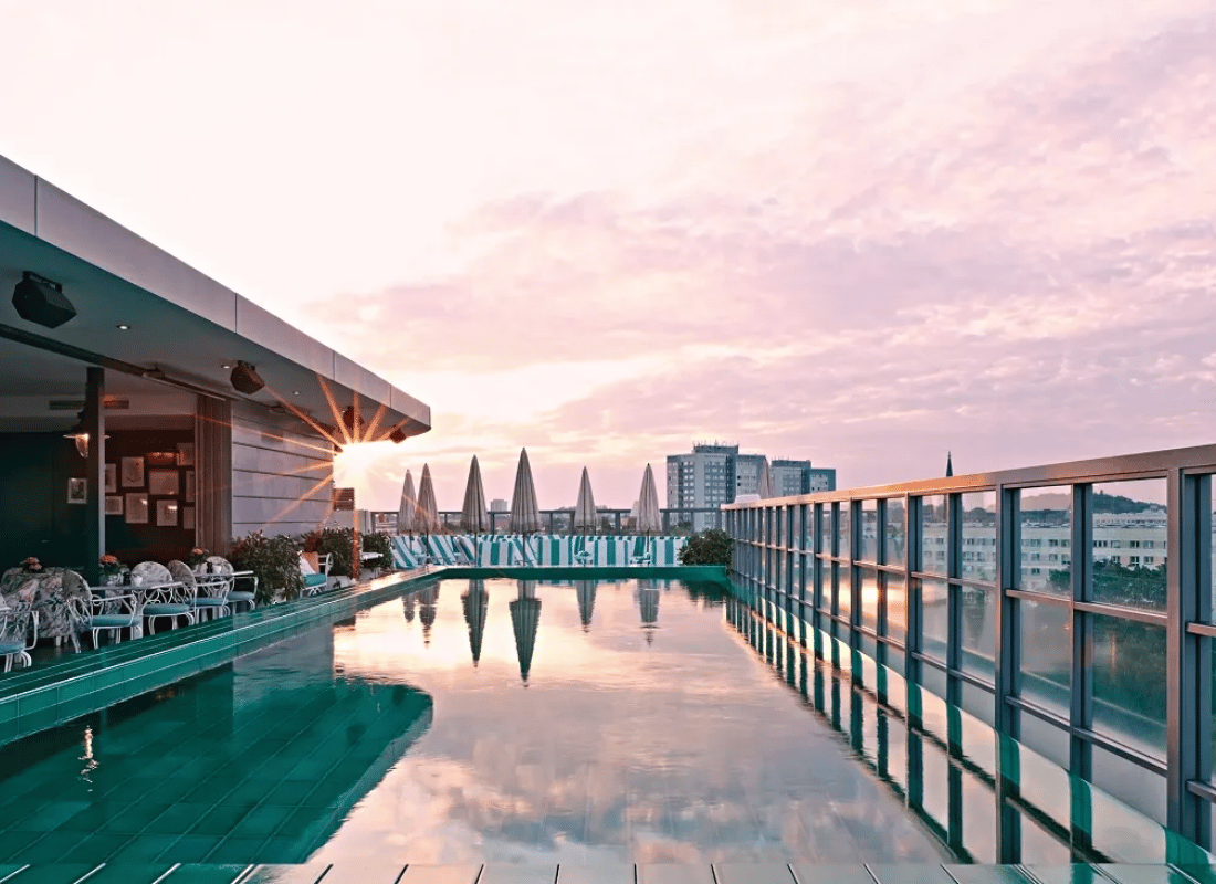 ultra-luxury_hotel_&_resort_stays_frXbU8Eb.png