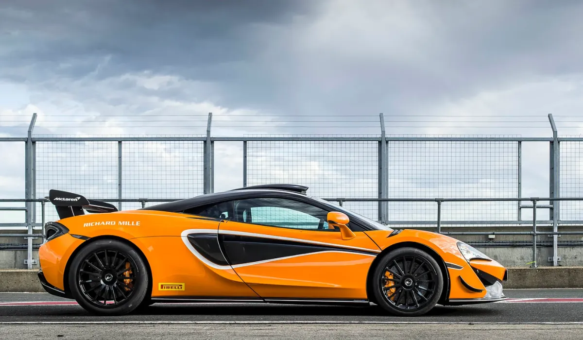 mclaren_620r_super_car_rentals_preowned_super_car_exclusive_concierge_club.webp