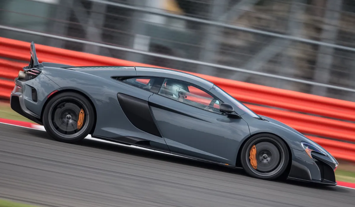mclaren_675lt_best_super_car_rentals_best_preowned_super_car_exclusive_concierge_club.webp